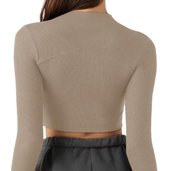 Athletic long sleeve crop top - Picture 2 of 3